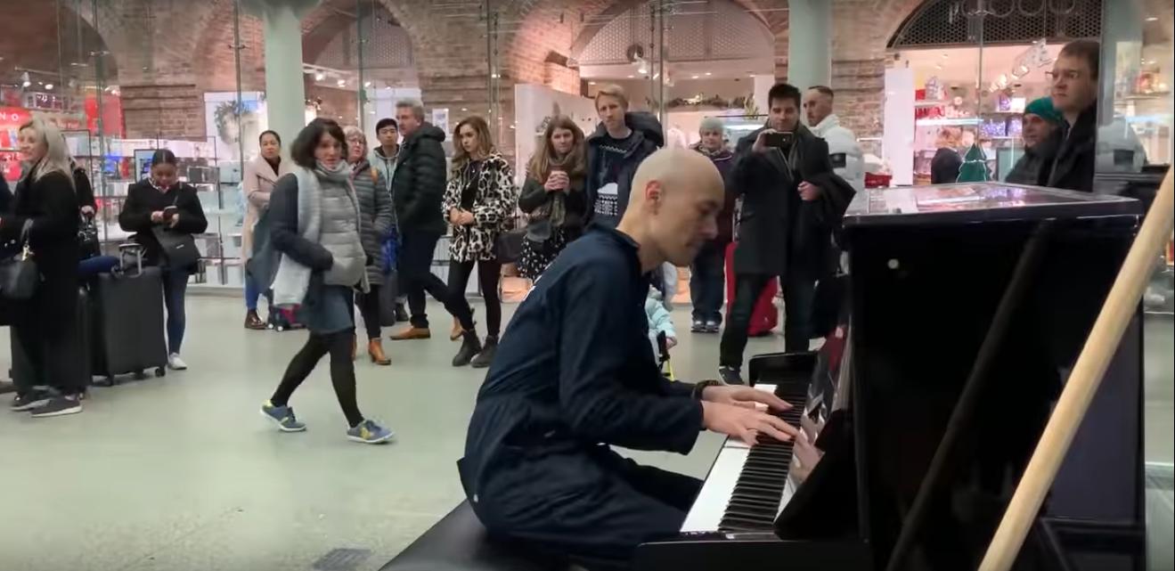 Man Dressed As Janitor Surprises Commuters By Playing A The Piano In ...